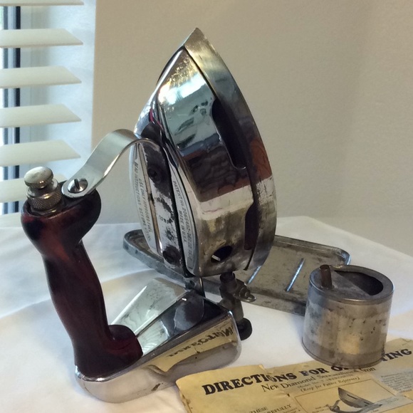 ANTIQUE DIAMOND STREAMLINED IRON - Picture 2 of 8